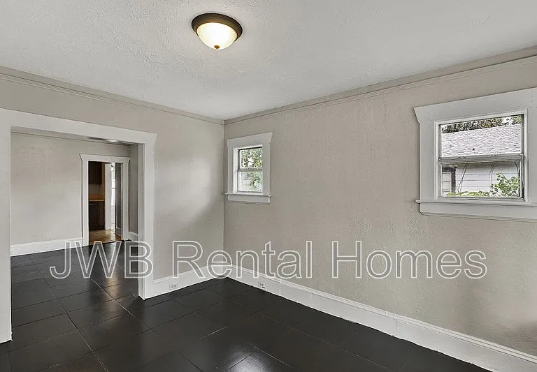 1316 W 31st St — Photo 5