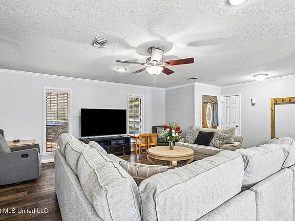 2nd image of 105 Brookhollow Dr