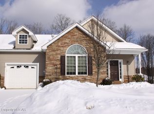 48 Greenbriar Dr, Dallas, PA 18612