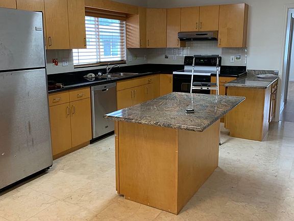 Open concept kitchen w/ granite countertops & island