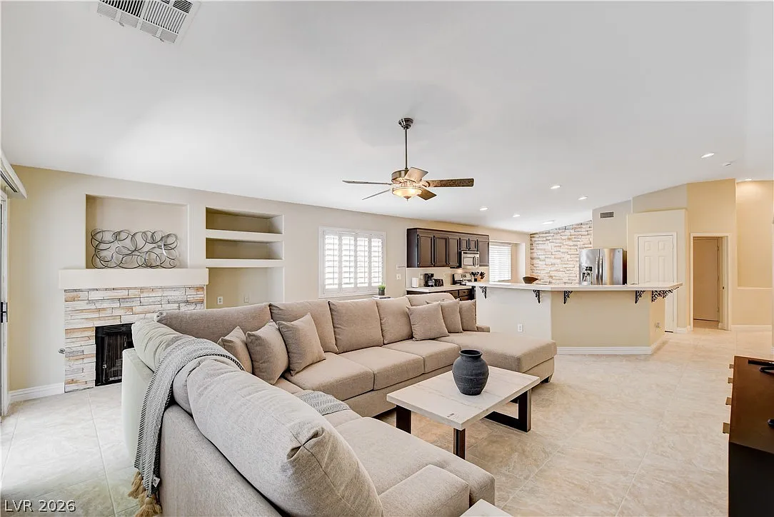 3 bed, 2.0 bath, 1594 sqft, $6,000 — Photo 2