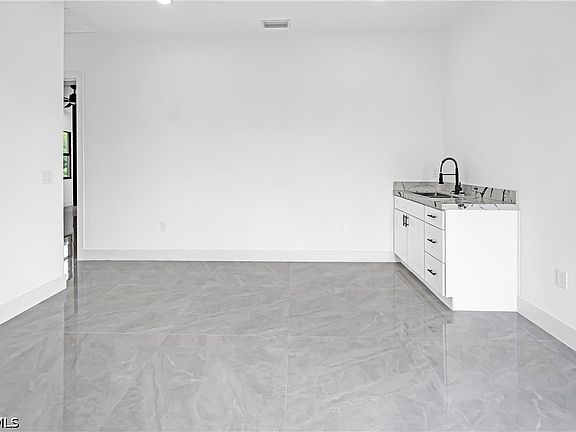 4th image of 726 Clancy St E