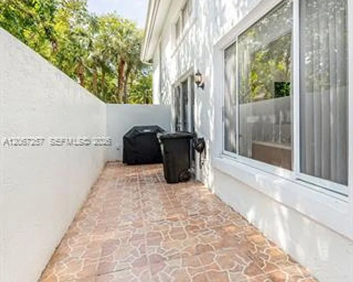 20935 NE 37th Ct #Townhouse 20935 — Photo 10