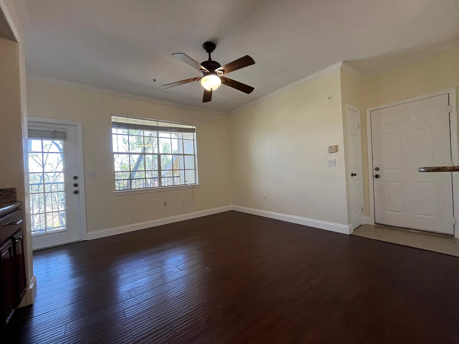 2 bed, 933 sqft, $1,550 — Photo 2