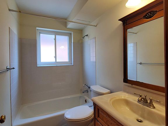 3rd image of 780 Thompson Dr #1