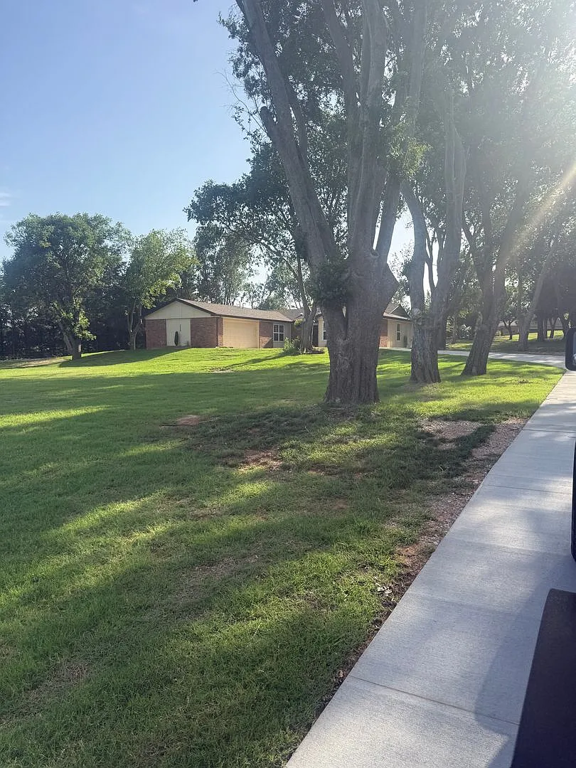 Beautiful Home on 1.25 Acres in Edmond for Lease — Photo 1