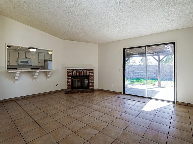 1138 E Avenue R7 — Photo 3