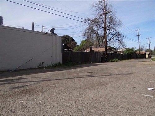 5th image of 725 N Fresno St