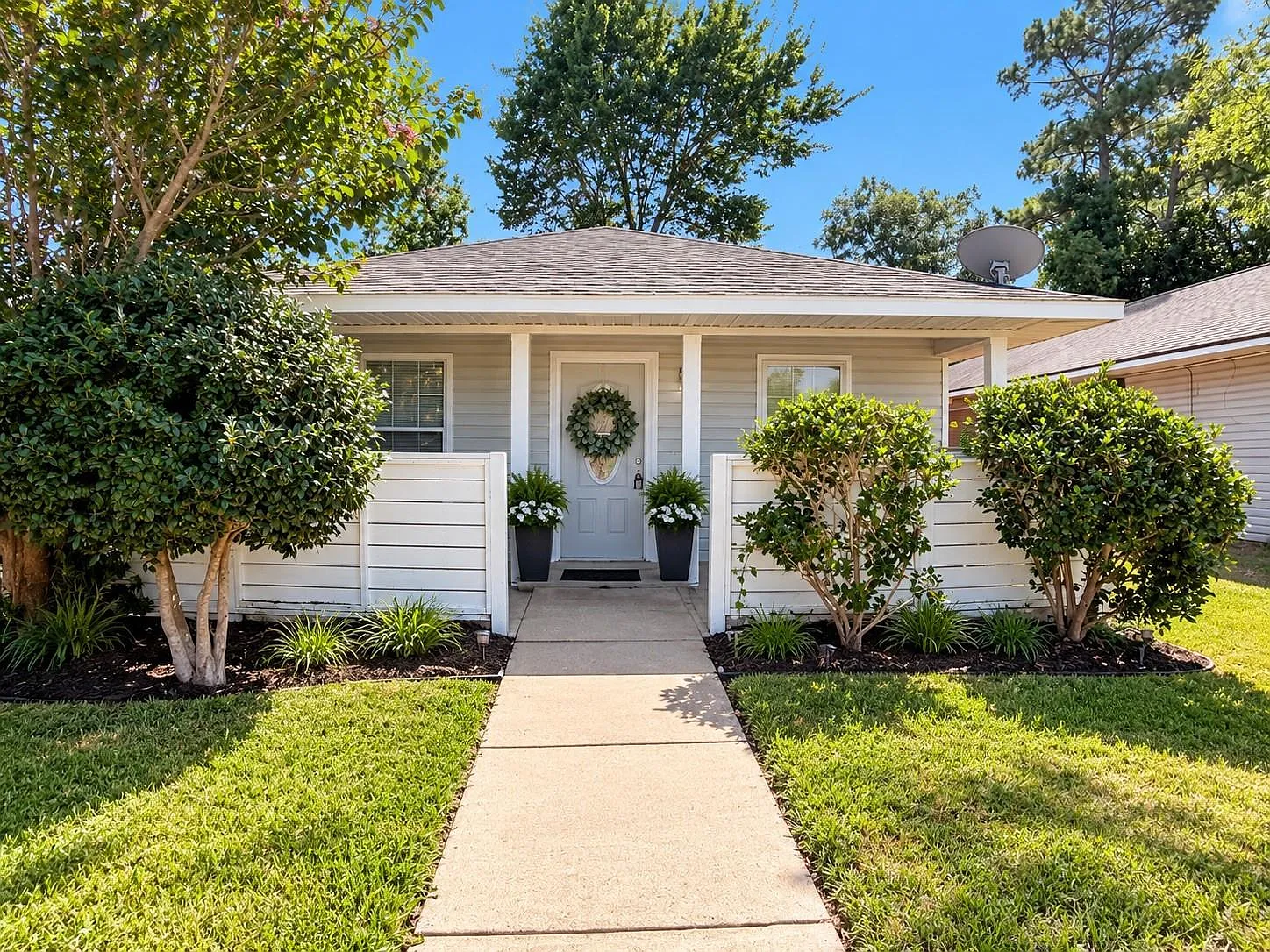 3 bed, 1.0 bath, 1128 sqft, $1,600 — Photo 1