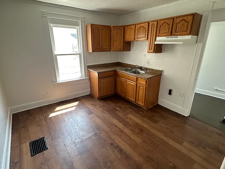 808 Five Oaks Ave — Photo 6