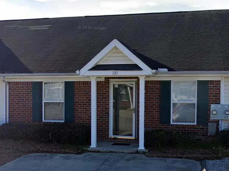 225 Sassafras Ln — Photo 1