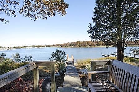 1 minute walk to marina