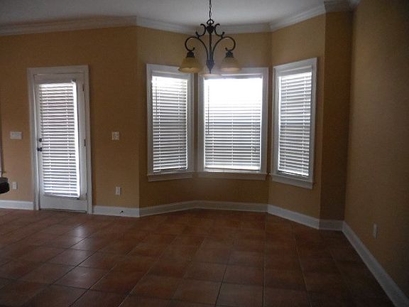 4th image of 2516 Naples Ln