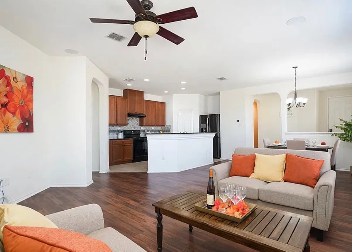 4 bed, 1694 sqft, $2,100 — Photo 3