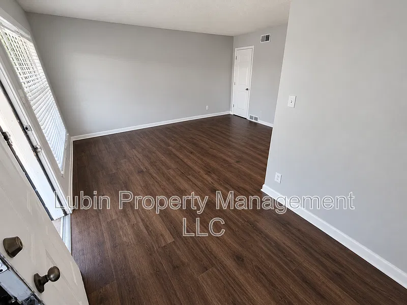 2 bed, 1.0 bath, $895 — Photo 2