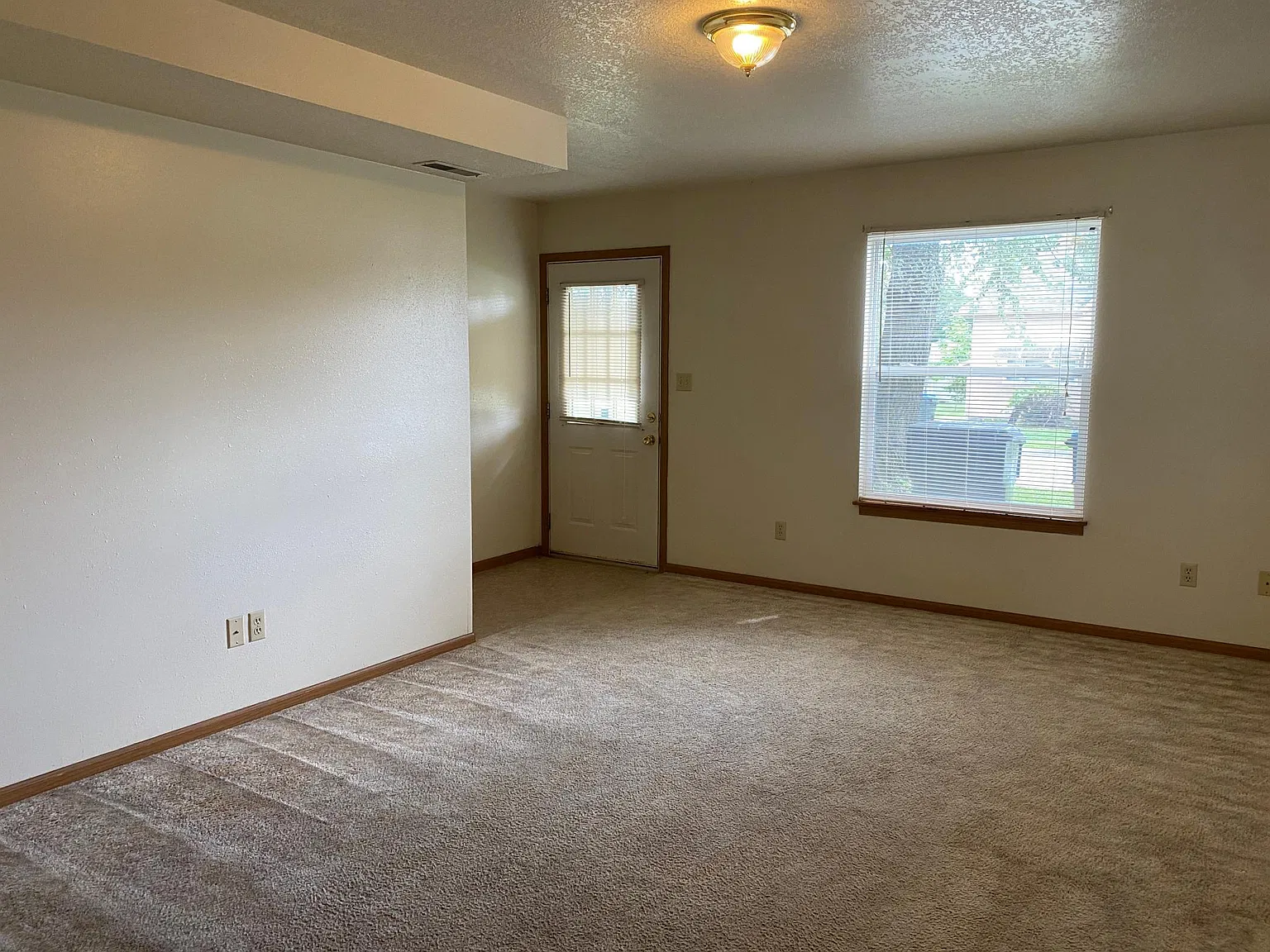 3 bed, 1.5 bath, 100 sqft, $775 — Photo 2