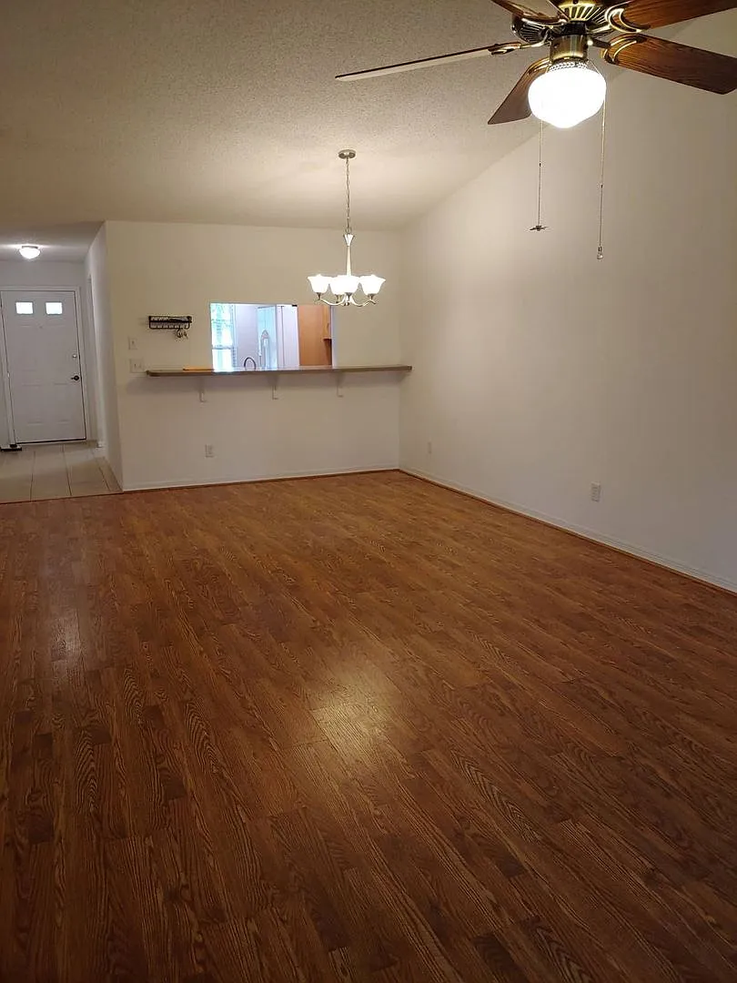 Building Photo - 2211 Eisenhower Dr #106