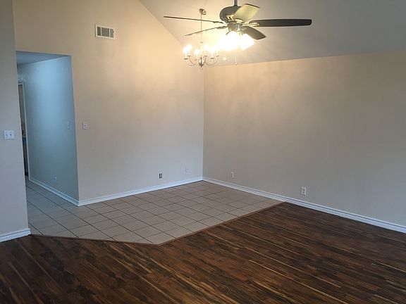 5th image of 914 W Houston St