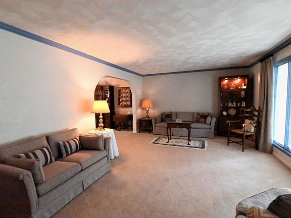 2nd image of 1605 Red Oak Ln