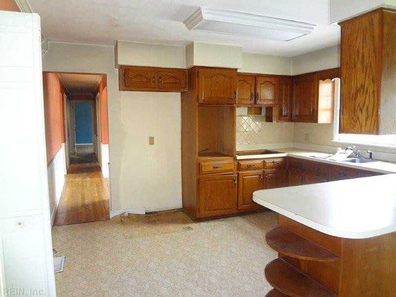 5th image of 2412 Hood Dr