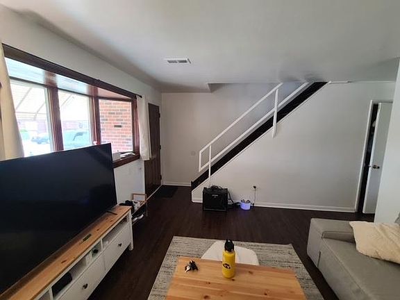 3rd image of 1003 W Oxford St