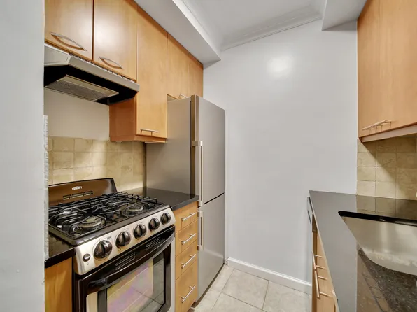 315 West 57th Street image 7 of 28