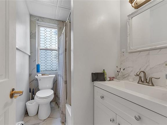4th image of 216-218 Sterling Ave