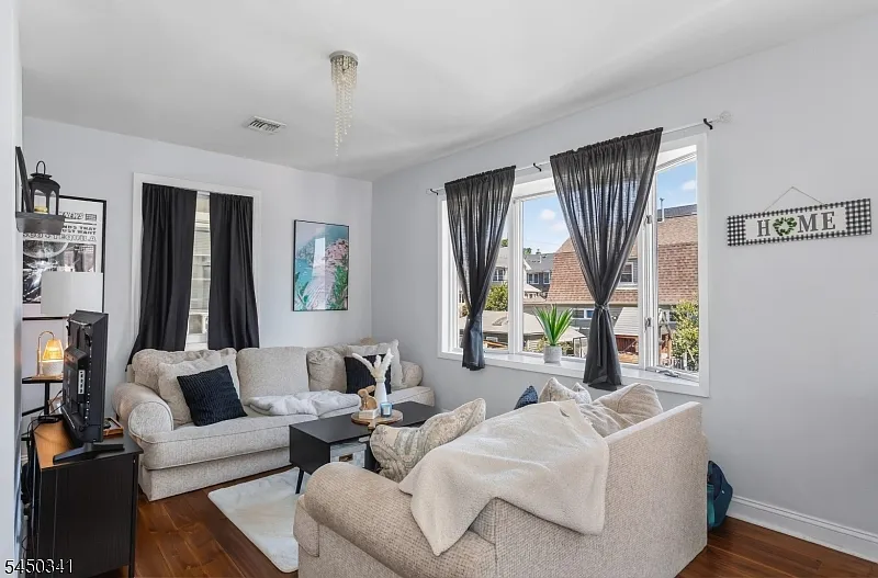 2 bed, 1.0 bath, $2,350 — Photo 3