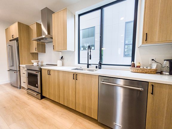 4th image of 220 21st Ave E