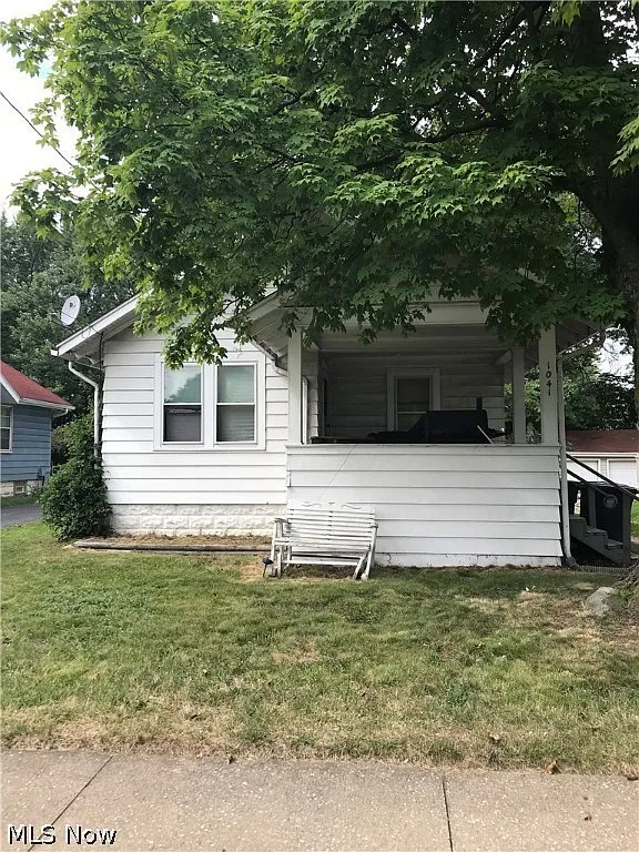 1041 E Archwood Ave photo 1