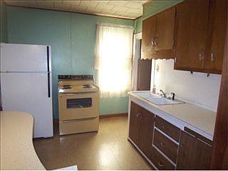 5th image of 1031 Evans St