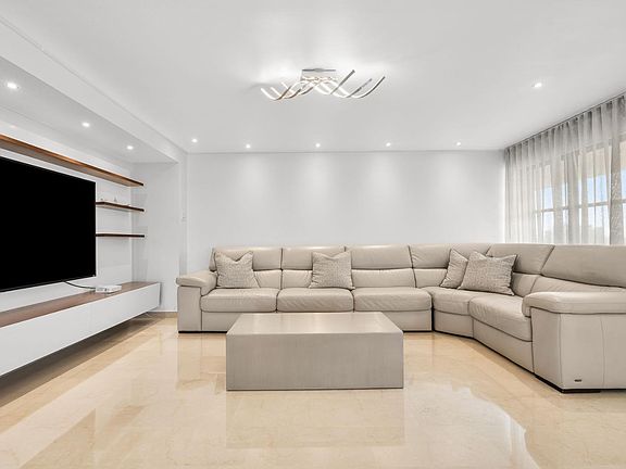 Spacious living room with a sectional and TV perfect for relaxing or entertaining.

Amplia sala con sofa seccional y TV, ideal para relajarse o recibir invitados.