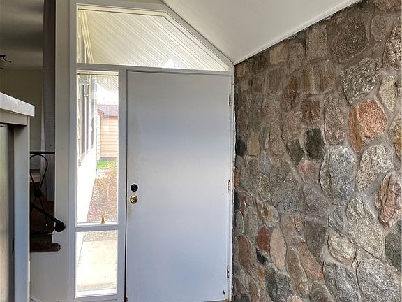 5th image of 733 Maple Street