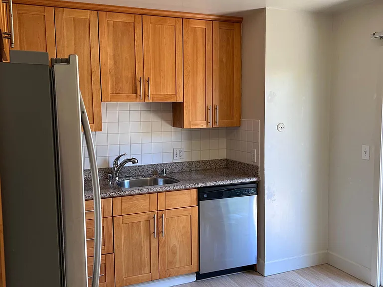 473 W Sunset Blvd — Photo 3