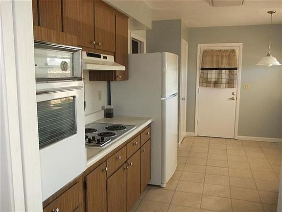 4th image of 1305 Hacienda Dr