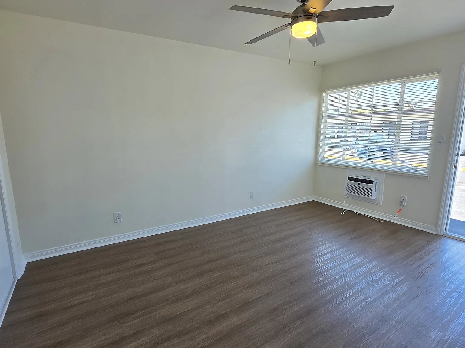 Angeleno 911 - 16 — Photo 3