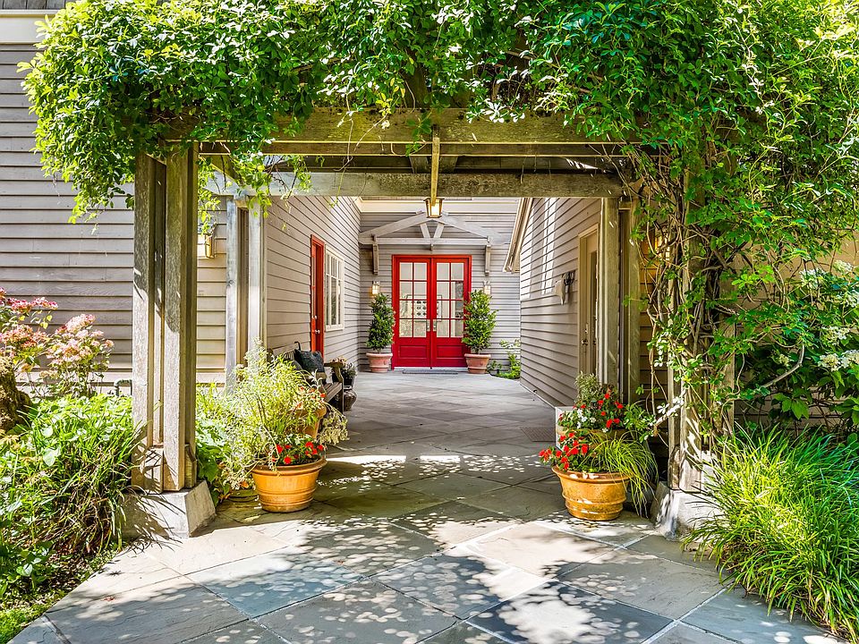 Courtyard entryway.