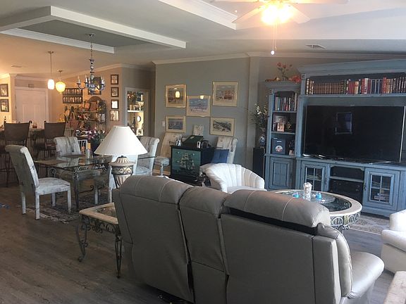 Living room/dining area