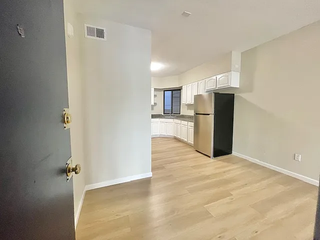 2 bed, 700 sqft, $4,200 — Photo 2