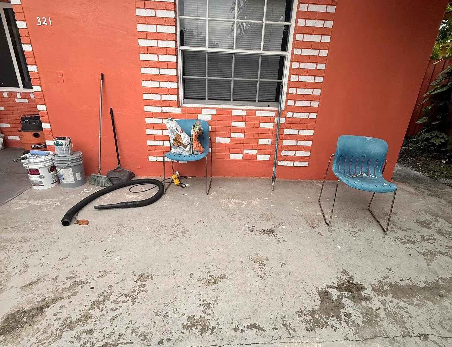 3 bed, 1.0 bath, 2301 sqft, $2,450 — Photo 3