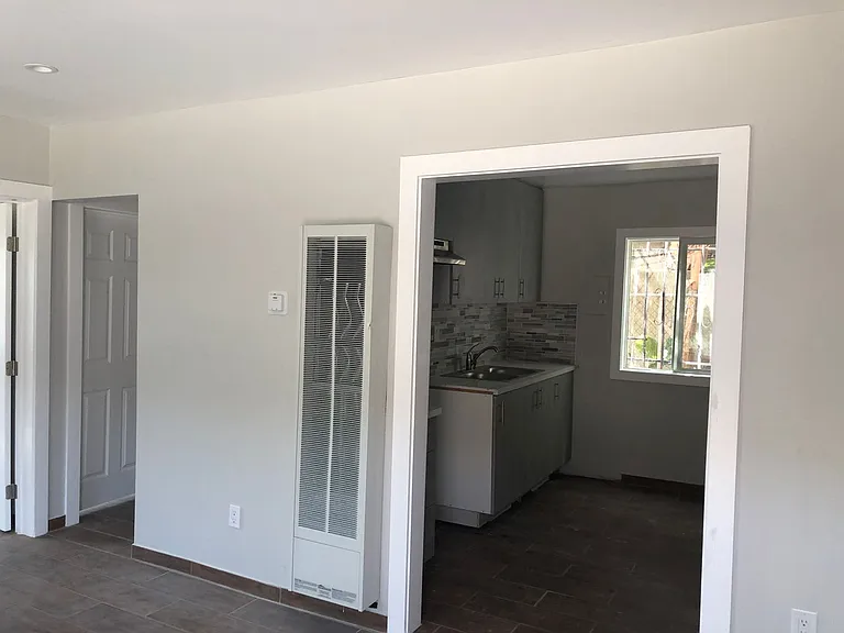 11818 S Main St — Photo 2