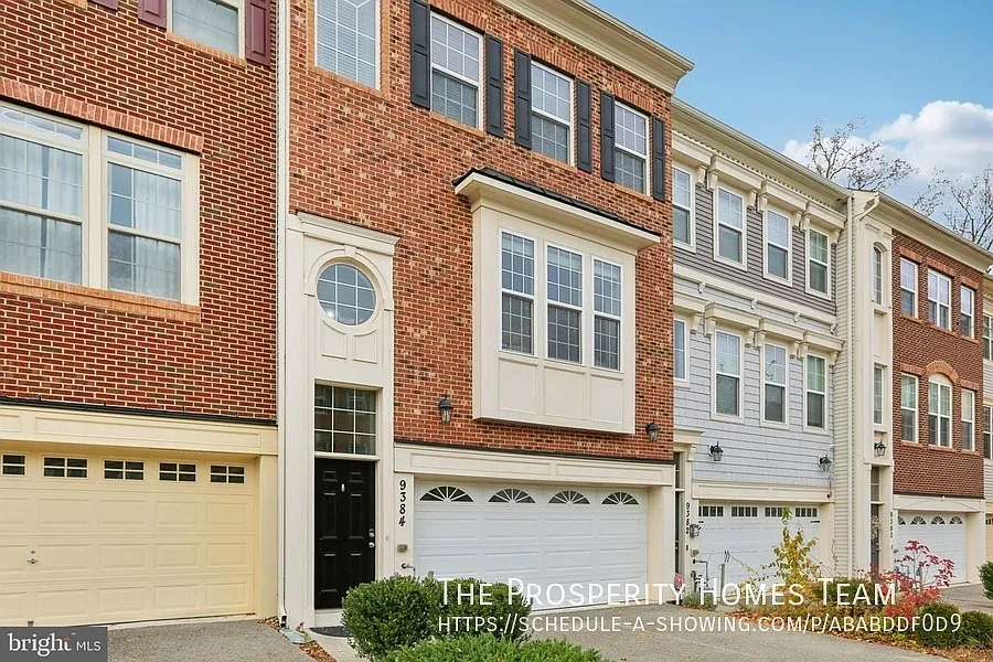Gorgeous townhouse in close to everything Laurel! — Photo 1