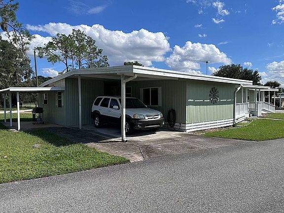 Carport w/rain free access