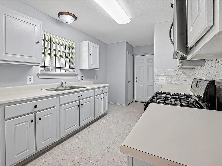 11411 Roandale Dr — Photo 15