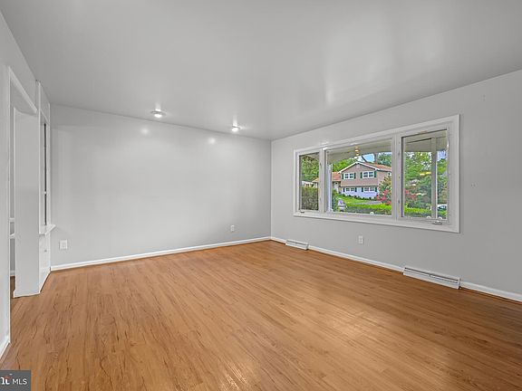 4th image of 214 S Avon Dr