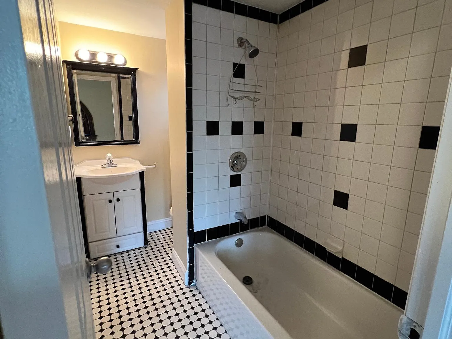 4231 Hamilton Ave — Photo 3