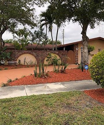ENTER THIS FAMILY HOME INTO A HUGE PRIVATE COURTYARD...PERFECT TO GROW PLANTS AND HERBS!!...EVEN HAS A KOI POND!