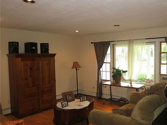 3rd image of 27 Manchester Ln