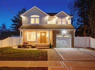 14 Raymond St, Hicksville, NY 11801