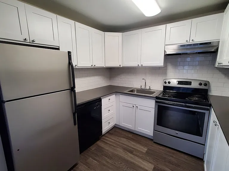 411 10th Ave — Photo 12